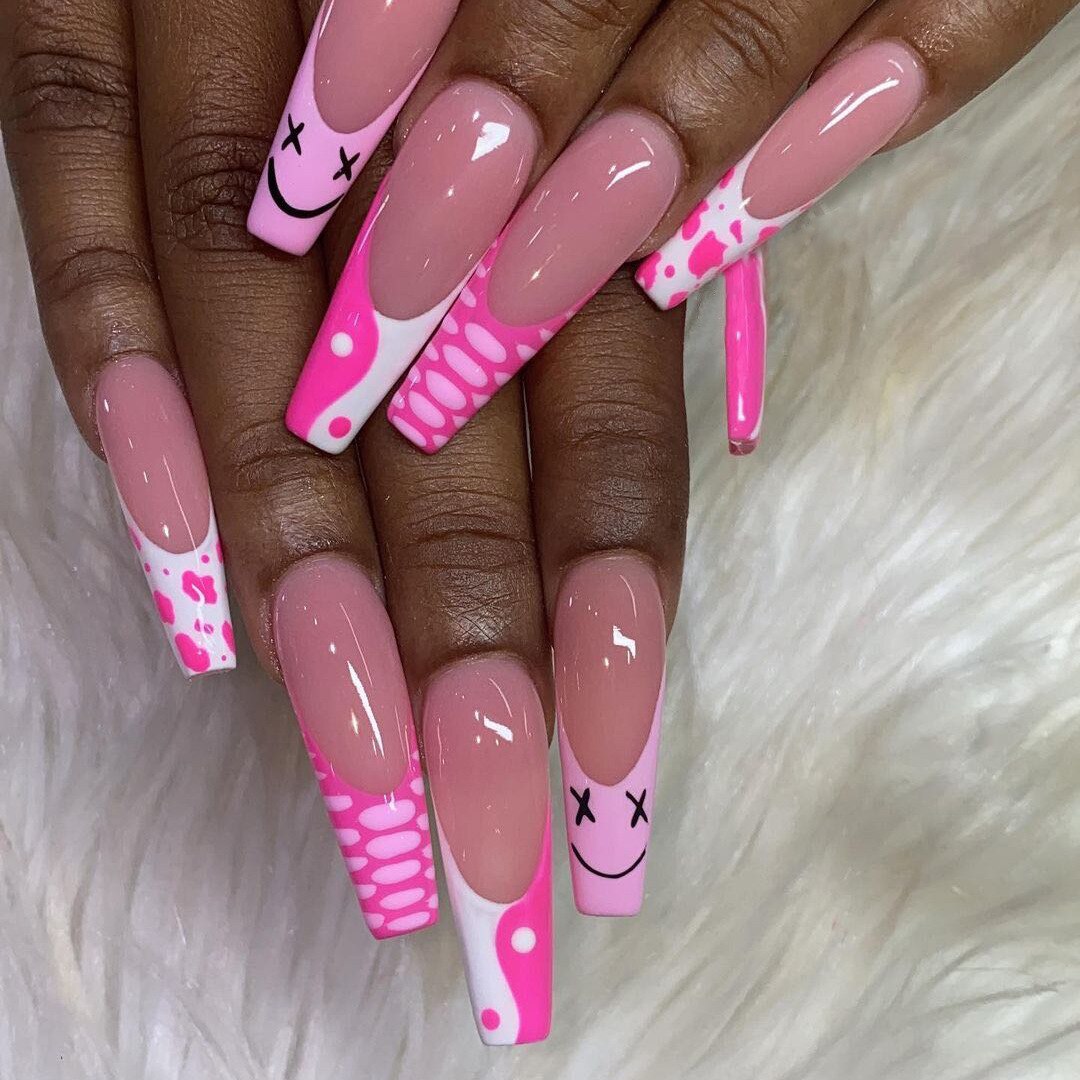 24Pcs Fashion Wearable Nail Art Butterfly Design Detachable Nude Color Coffin Fake Nails with Glue Full Cover Press on Nails