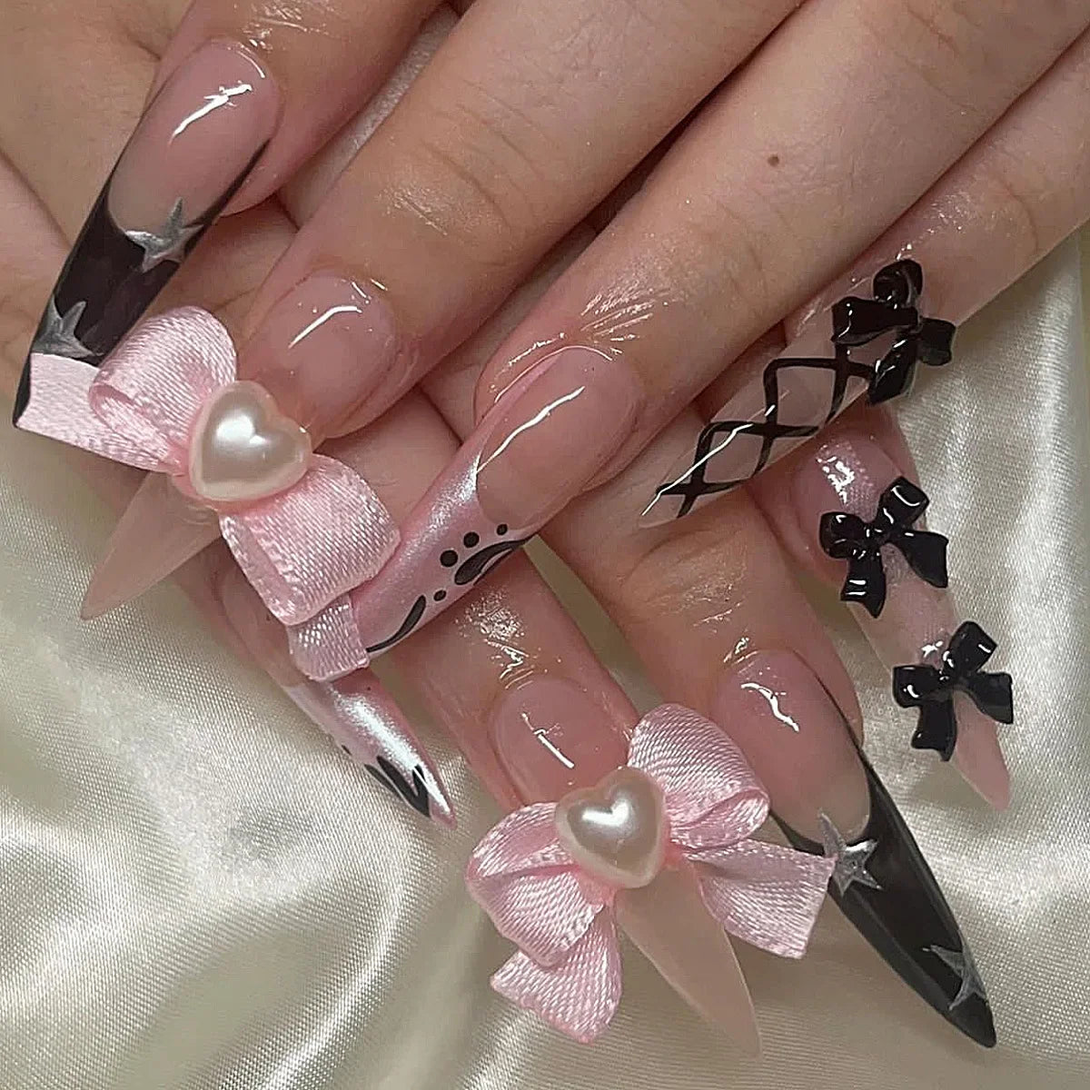 24Pcs Long Stiletto False Nails Simple Black Cat's Eye Design Press on Fake Nails Art Detachable Finished Full Cover Nails Tips