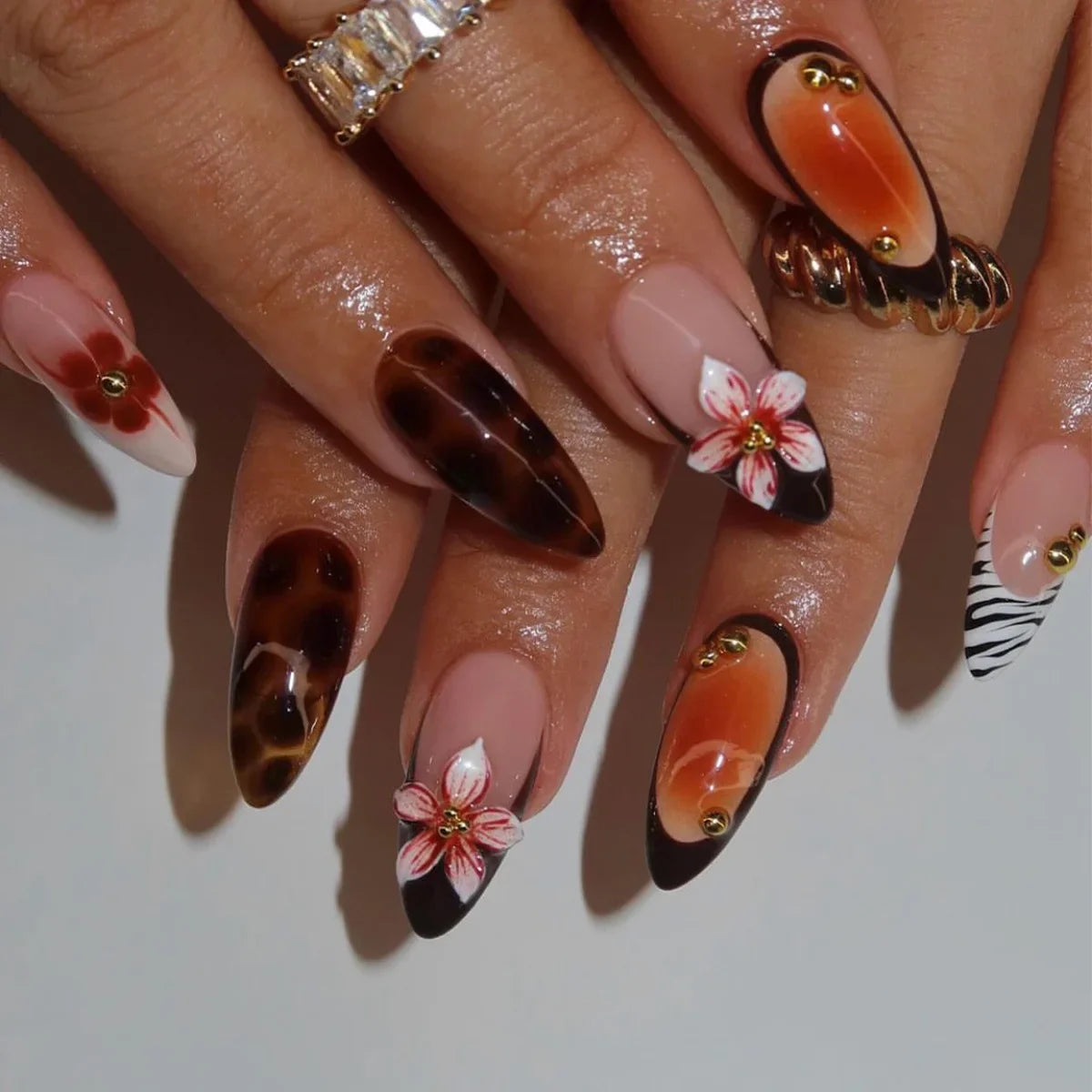 24Pcs Mid-length French Almond False Nails Press on Pearl Decorate Star Design Full Cover Nail Tip Rhinestone Reusable Fake Nail