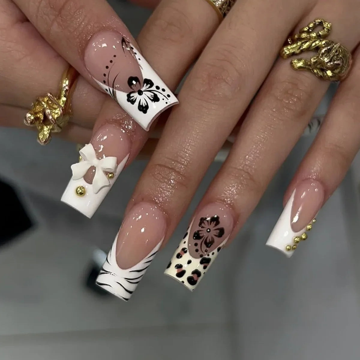 24Pcs Blue Smudge French False Nails Press on 3D Flower Starfish Shell Fake Nails Mid-length Square Wearable Full Cover Nail Tip