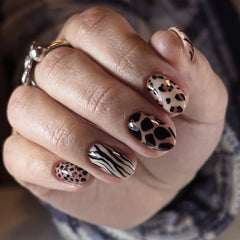 24Pcs Short Round Fake Nails Y2K Silver Irregular Line Design False Nails Press on Black French Detachable Full Cover Nails Tips