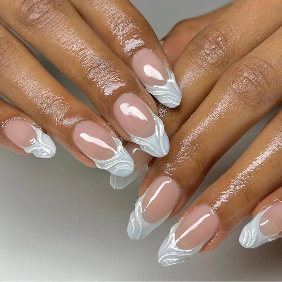 24Pcs Short Round Fake Nails with Gilding Flower Design Wearable Almond False Nails Tips Golden Lines Detachable Press on Nails