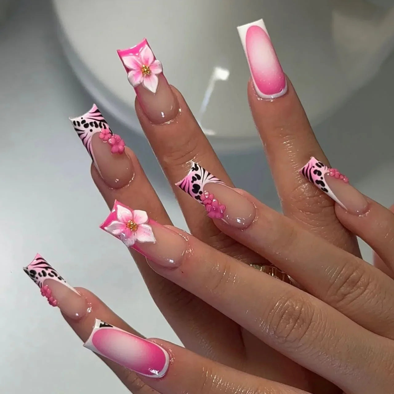 24Pcs Blue Smudge French False Nails Press on 3D Flower Starfish Shell Fake Nails Mid-length Square Wearable Full Cover Nail Tip