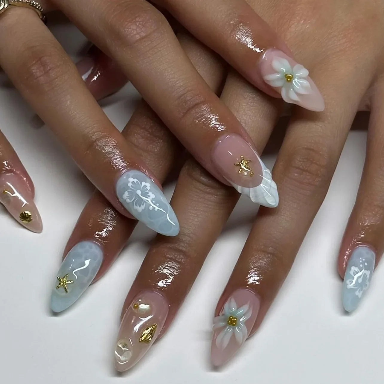 24Pcs Almond Shape Head Press on Fake Nails Short Round Head Full Cover Nail Tip Art Starfish Design French Colorful False Nails